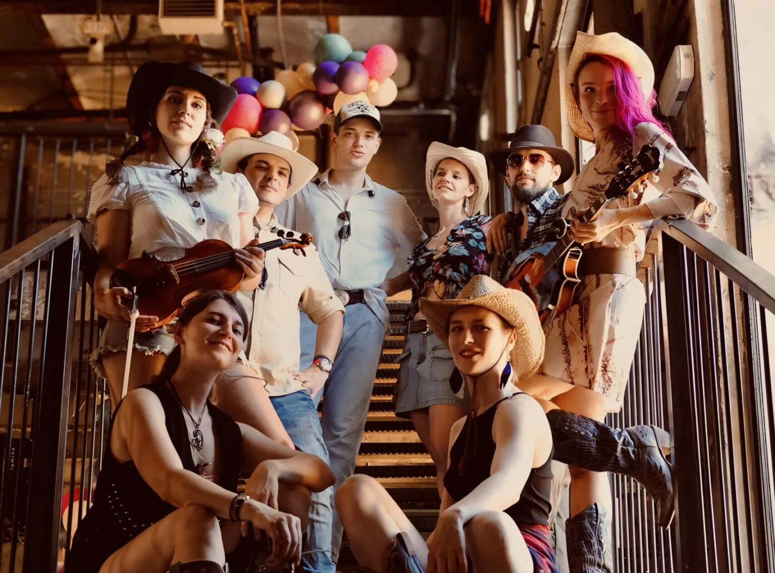 Boots on! – Countryband aus Österreich posiert auf einer Treppe