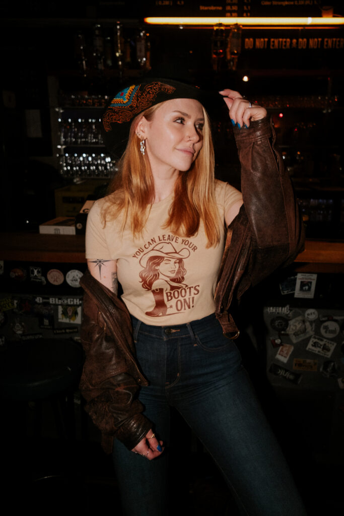 Boots On! Merch — T-Shirt – Damen „Corgirl“