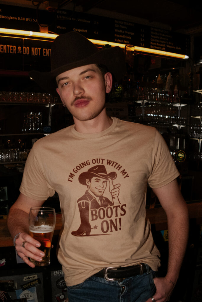 Boots On! Merch — T-Shirt – Männer „Cowboy“